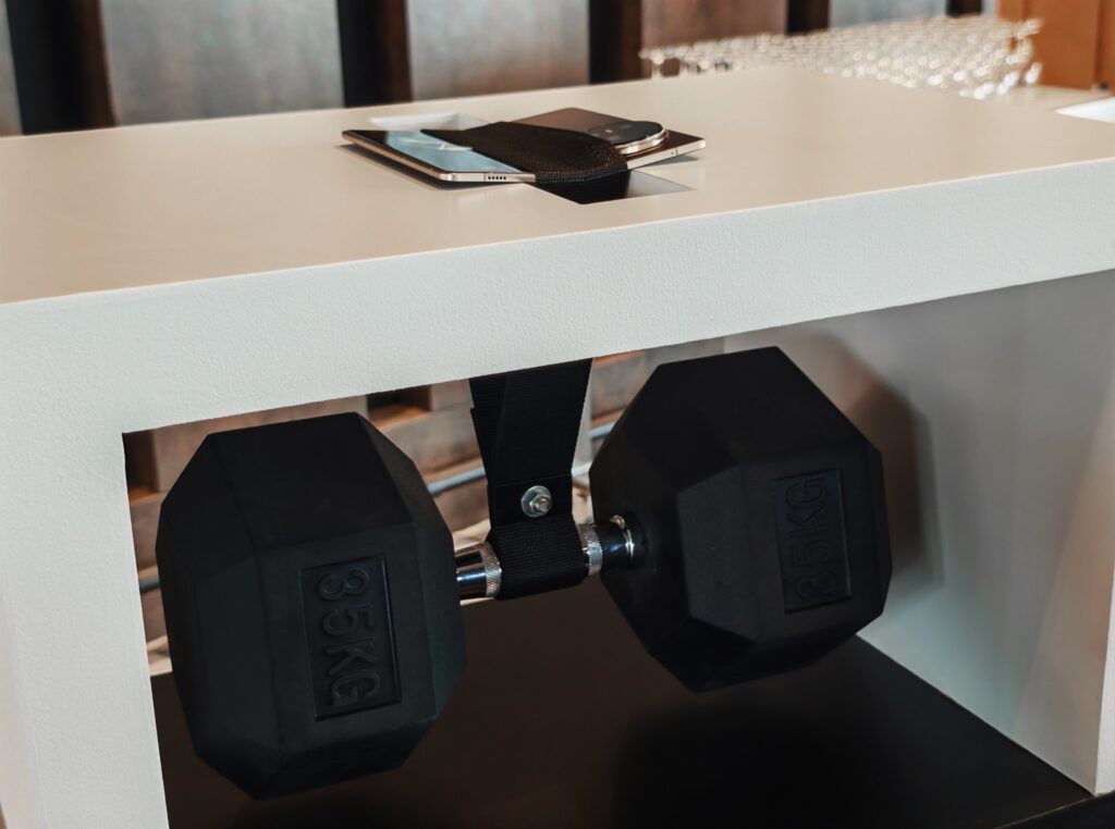 HONOR-Magic-V5-hangs-35kg-dumbell-1024x762 [Preview] HONOR Magic V5 Bakal Dilancar 15 Julai – Telefon Lipat Paling Nipis Dunia?