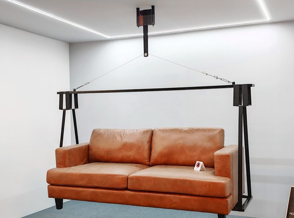 HONOR-Magic-V5-hangs-sofa-1024x759 [Preview] HONOR Magic V5 Bakal Dilancar 15 Julai – Telefon Lipat Paling Nipis Dunia?